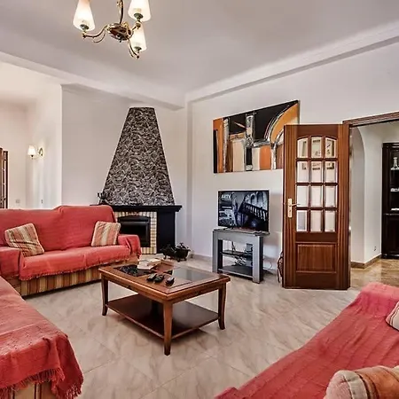 Cabrita, Superb Location, Large Villa, Walk To Restaurants, Supermarkets Holiday home