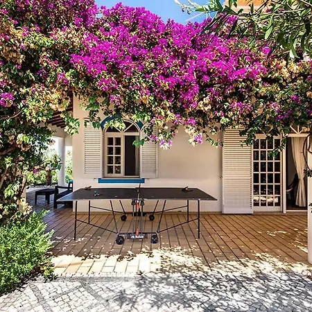 فيلة Cabrita, Superb Location, Large Villa, Walk To Restaurants, Supermarkets *