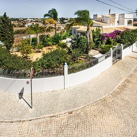 Villa Cabrita, Superb Location, Large Villa, Walk To Restaurants, Supermarkets *