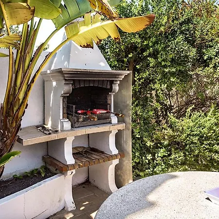 Cabrita, Superb Location, Large Villa, Walk To Restaurants, Supermarkets *