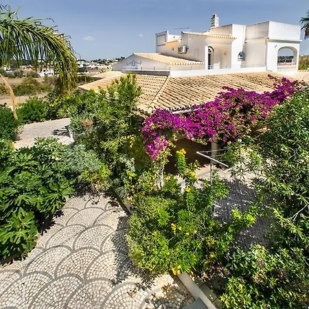 Cabrita, Superb Location, Large Villa, Walk To Restaurants, Supermarkets