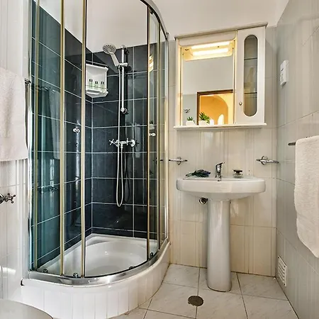 Cabrita, Superb Location, Large Villa, Walk To Restaurants, Supermarkets Villa