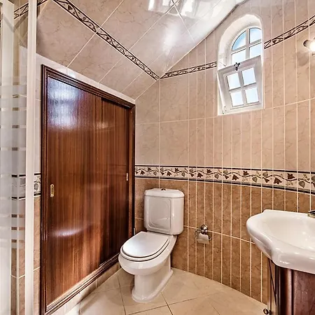 Cabrita, Superb Location, Large Villa, Walk To Restaurants, Supermarkets Villa Guia (Faro)