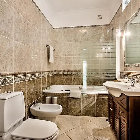 Cabrita, Superb Location, Large Villa, Walk To Restaurants, Supermarkets * Guia (Faro)