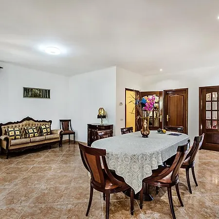 Cabrita, Superb Location, Large Villa, Walk To Restaurants, Supermarkets *