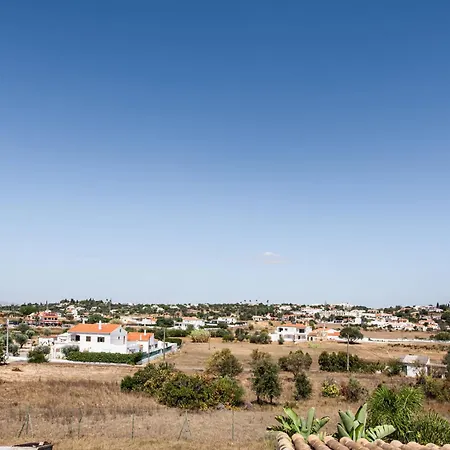 Cabrita, Superb Location, Large Villa, Walk To Restaurants, Supermarkets *
