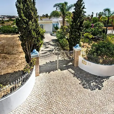 Cabrita, Superb Location, Large Villa, Walk To Restaurants, Supermarkets * גיאה