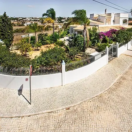 Cabrita, Superb Location, Large Villa, Walk To Restaurants, Supermarkets Villa