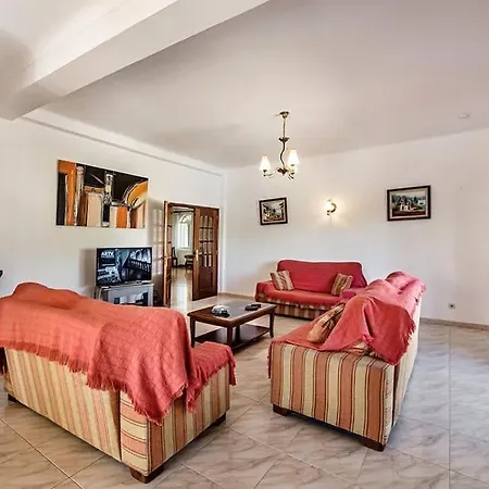 Villa Cabrita, Superb Location, Large Villa, Walk To Restaurants, Supermarkets