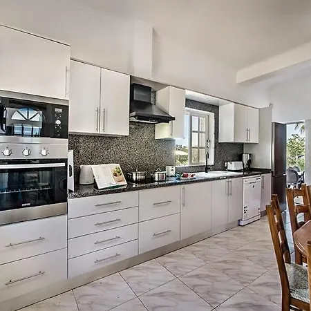 Villa Cabrita, Superb Location, Large Villa, Walk To Restaurants, Supermarkets