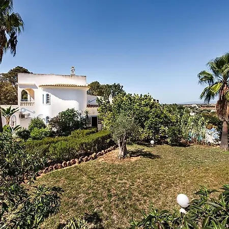 Villa Cabrita, Superb Location, Large Villa, Walk To Restaurants, Supermarkets *